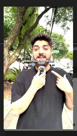 Se você já se deparou com um problema ao importar um vídeo no Adobe Premiere e percebeu que a qualidade parecia terrível, a razão pode estar relacionada ao HDR (High Dynamic Range) do seu celular. Muitos celulares modernos têm a capacidade de gravar vídeos em HDR, que captura imagens em várias exposições para melhorar o contraste e a qualidade da imagem. No entanto, isso pode causar dificuldades quando esses vídeos são importados para editores de vídeo, como o Adobe Premiere, que podem não reconhecer automaticamente o melhor espaço de cor HDR a ser aplicado, resultando em uma qualidade de imagem abaixo do esperado. Felizmente, há uma solução simples para esse problema que pode melhorar significativamente a qualidade do seu vídeo no Premiere. Aqui está um passo a passo para corrigir o problema: 	1.	Importe o vídeo no Adobe Premiere: Primeiro, inicie o projeto no Premiere e importe o vídeo que está apresentando baixa qualidade. 	2.	Modifique a cor do vídeo: Clique com o botão direito do mouse sobre o clipe na linha do tempo ou no painel de projeto e selecione “Modificar” > “Cor”. 	3.	Substitua o espaço de cor: Na janela que aparece, procure a opção “Substituir espaço de cor” e altere para “Rec. 2020”. Isso é importante porque o Rec. 2020 oferece um espaço de cor mais amplo, adequado para conteúdo HDR. 	4.	Confirme as alterações: Clique em “OK” para salvar as alterações feitas no espaço de cor do seu vídeo. 	5.	Crie uma nova sequência a partir do clipe: Com o botão direito do mouse no clipe, escolha “Nova sequência a partir do clipe”. Isso cria uma sequência que corresponde às configurações do seu vídeo, incluindo o espaço de cor corrigido. Ao seguir esses passos, você informa ao Adobe Premiere qual é o espaço de cor mais adequado para o seu vídeo, melhorando notavelmente a qualidade da imagem. Esse é apenas um dos muitos truques que podem facilitar a edição de vídeo e melhorar a qualidade do seu conteúdo.