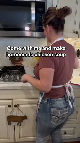 #greenscreenvideo great for this weather 🍜 Homemade chicken soup #goodforthesoul #homemade #chickensoup #delicious #ilovecookingformyfamily #cooking #dinner #MomsofTikTok 