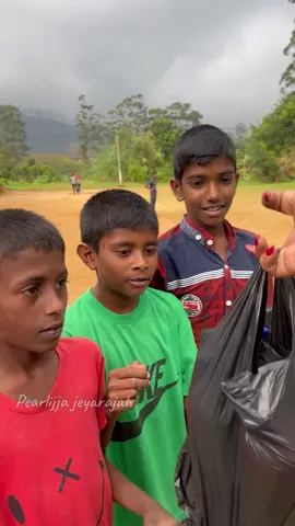 வாருங்கள் கிரிக்கெட் விளையாடுவோம் 🤪  When i saw the kids playing cricket i wanted to buy them some drinks and i wanted to play with them too 😂 i do this whenever i see some group of kids play cricket ❤️😍 this time managed to film it ,  We realy had a good time despite of rain we played again ❤️ thank u little ones for a great time …  #tiktokceylon #tiktoksrilanka #tiktokvlog #pearlijjajeyarajah #travelwithakkachi #kindness #tiktokviral #foryoupage #foryou 