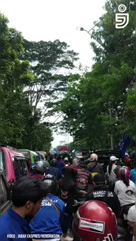 Menuju GBLA, jalur macet tidak bergerak. Saat ini di GBLA ada jadwal kampanye Paslon 02 Prabowo Gibran. . . 📽 : Jabar Ekspres/Hendrikson #jabarekspres #gbla #infobdg #infibandung #infobandungkota 