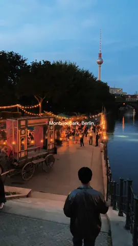 📍Monbijoupark, Berlin #monbijoupark #berlin #visitberlin #berlintips #germany #travel #summernights #berlincity 