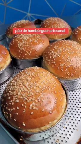 Pão de hambúrguer artesanal!! Já me segue para mais receitas ➡️ @caladorobson  Ingredientes: 600gr de farinha de trigo  10gr de fermento biológico seco  45gr de açúcar  1 ovo e 2 gemas 70gr de manteiga  100ml de leite integral  100ml de água  10gr de sal  Gema para pincelar  Gergilin para decoração  Preparo: 1_Numa vasilha coloque 2 colheres de sopa de farinha de trigo o fermento e  a água para ativar o fermento. (Esponja) deixe descansar por uns 10 minutos.  2 _ Em seguida adicione o restante dos ingredientes e  o leite aos poucos até dar o ponto , sove até a massa ficar lizinha e levar para fermentar por uns 40 minutos.  3_ Em divida a massa em partes de 120gr aproximadamente bolear e levar para fermentar por uns 30minutos  4_ Agora só  pincelar com a gema le e colocar o gergilin  e levar ao forno pré aquecido a 180graus por aproximadamente 20 minutos ou até ficar dourado #paodehamburguer #hamburguerartesanal #pão #receita #receitas #dica #panificação 