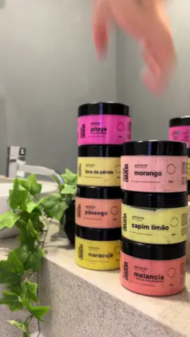 Esfoliantes da Linha Dia a Dia da @labotrat✨ São 8 fragrâncias apaixonantes para você experimentar😍: - Melancia - Maracujá - Morango - Lima da Pérsia - Caju - Pitaya - Capim Limão - Pêssego Para garantir o seu esfoliante da Linha Dia a Dia, acesse nosso site através do link na nossa bio!🛒 #esfoliante #esfoliantecorporal #esfoliantefacial #labotrat #dicasdebeleza #rotinadepele #rotinadebeleza #skincare
