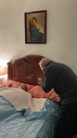 Imaginaros la sonrisa de oreja a oreja que se me pone de ver a mis abuelos así, estos momentos en los que están felices ambos, son el mayor regalo que me pueden hacer… ojalá me durarán toda la vida!!!! ❤️‍🩹 Bien lo dice ella… que no te muevas de aquí… sabe ella que es sus pies y su cabeza…👵🏼👴🏼  #alzheimer #fyp #parati #nieto #abuelos #juntosporsiempre #momentosfelices #vida #tiempo #vejez #Recuerdos #todalavida #70añosjuntos 