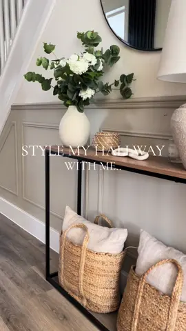 Hallway styling with my bargain console table!  #hallwaystyling #consoletable #hallwaydecor #hallwaymakover #accessoires #homedecor #newbuildhome 