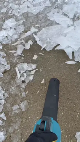 Oddly satisfying ice breaking 😦 #ice #satisfying #oddlysatisfying #fyp 