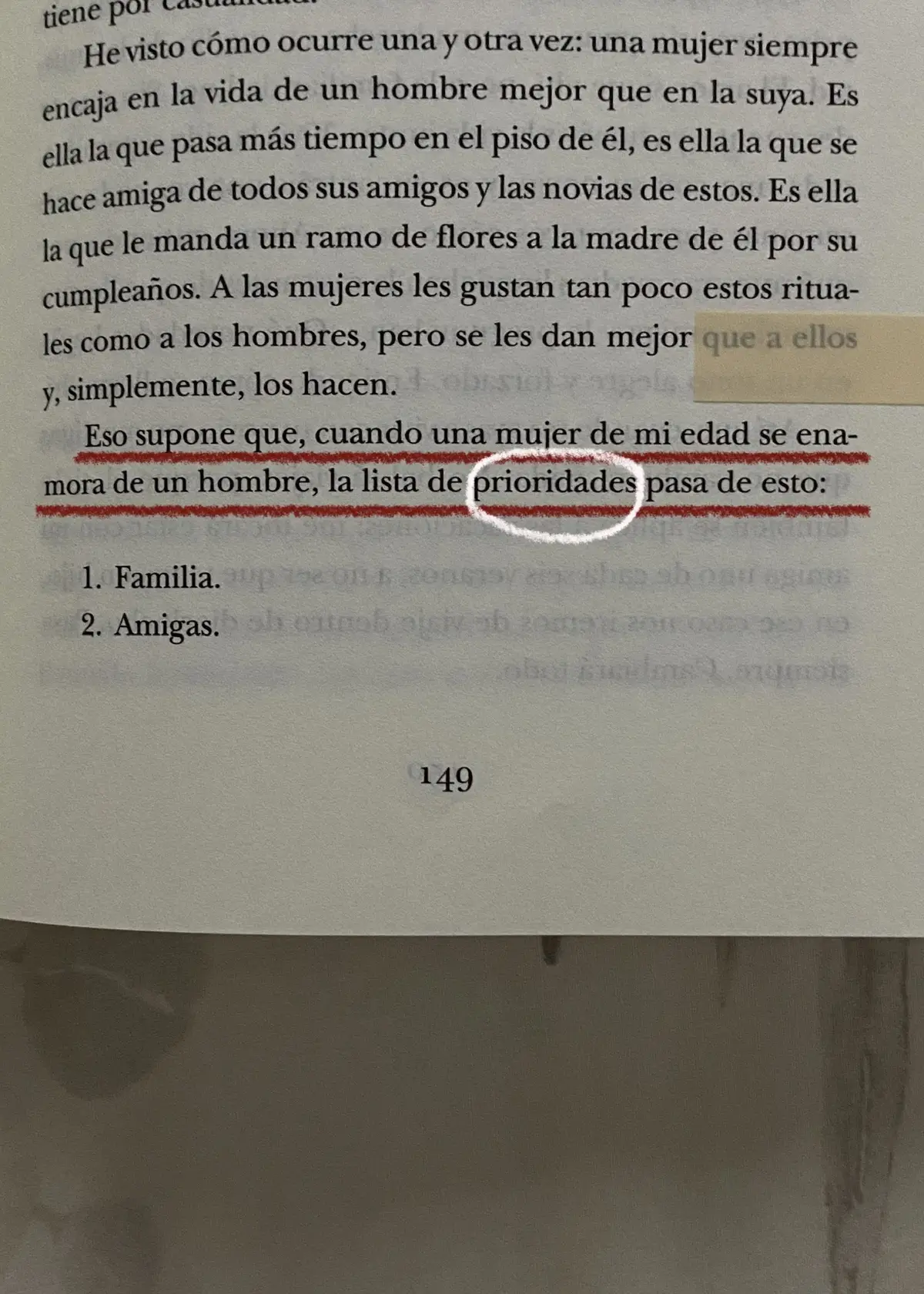 “He visto cómo ocurre una y otra vez: una mujer siempre encaja en la vida de un hombre mejor que en la suya.” #girlhood #amigas #fyp #libro #frases #books #womenhood  