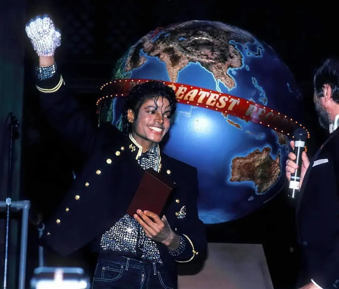 Un día como hoy 7 de febrero 1984 Michael juntó a 15.000 invitados más asisten al Museo Metropolitano de New York de Naturaleza para recibir el premio de CBS y el libro Guinness de Los Records. Hasta la fecha 