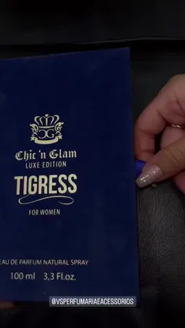 Tigress é um perfume Chic 'N Glam feminino floral oriental. Celebra o glamour natural e o toque fashionista da mulher contemporânea, além de representar o amor pela vida, por todas as amizades duradouras e até mesmo pelo dia a dia atribulado daquela que sabe que não tem tempo a perder.✨