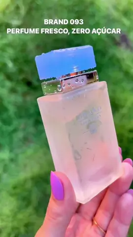 O perfume feminino Brand Collection 093 é inspirado em Light Blue, um Perfume Dolce & Gabbana feminino floral frutado. Ideal para mulheres modernas que gostam do estilo de vida elegante e casual, já que traduz o sol intenso e as noites deslumbrantes revelando toda a sensualidade do Mediterrâneo. O Perfume convida você a um passeio de iate pela costa italiana, onde você poderá expressar toda a sua sensualidade e alegria. O cedro siciliano alia-se à frescura da maçã verde e à sedução e espontaneidade floral da campainha, em que a nota de saída capta a essência de um verão solarengo no sul da Itália. Feminina e determinada, a frescura do bambu é suavizada por um bouquet feminino de jasmim e rosa branca. PIRÂMIDE OLFATIVA: Topo: Limão Siciliano, Maçã, Cedro e Câmpanula. Corpo: Bambú, Jasmim e Rosa Branca. Fundo: Cedro, Almíscar e Âmbar.