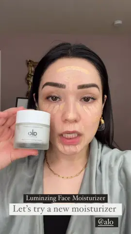 Lets tey out a NEW moisterizer 🤔 She thick 🔥 #moisturizer #newmakeup #makeuptutorial #makeuphacks #makeupprep #skinprepformakeup #dryskintips #makeupweartest #ipsybag 