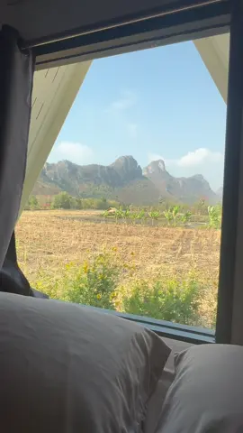 ห้องนอนวิวภูเขา ทุ่งทานตะวัน..เขาจีนแล 🌻🏔️ พร้อมร้านอาหาร เดินทางง่าย #ลพบุรี #บ้านฮักเขาจีนแลลพบุรี #เที่ยวคนเดียว #เมืองลิง 