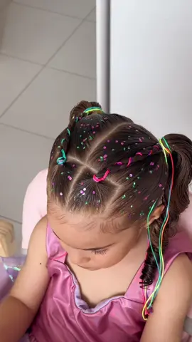 Vem comigo aprender esse penteado lindo e super facil para arrasar no carnaval 🎊😍 . . Me segue para mais inspiracoes 🩷 . . #penteadoinfantil #penteadocarnaval #penteadosfáceis 