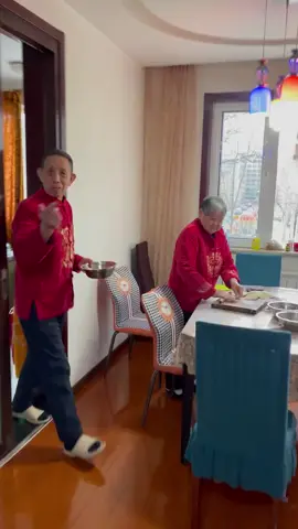 这过年，家有一老如有一宝啊哈哈哈  #新春快乐 #笑死我了 