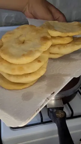 TORTAS FRITAS  Con solo unos pocos ingredientes simples y un poco de amor, podemos crear estas DELICIOSAS TORTAS. Así que prepará los siguientes ingredientes y manos a la obra. 1 taza de harina 0000 1 taza de harina leudante  Sal  Agua tibia cantidad necesaria para formar una masa homogenia 🤫El gran secreto para una espectacular torta frita es mezclar ambas harinas con las mismas proporciones y dejar descansar la masa al menos 15 minutos🤫 No se lo cuentes a nadie 🤐🤣 #tortaFritas #lluvia #carnaval #recetas #tortas #argentina #industriaArgentiana #ollasEterna #eternaOllas 