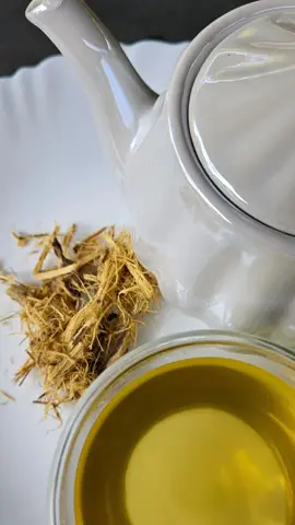 O alcaçuz -  Glycyrrhiza glabra–Radix
 (Leguminosae) -  é utilizado no Ayurveda de muitas formas, algumas delas são: expectorante, anti-inflamatório (inclusive para úlceras e gastrites), diurético, bom para tosse (inclusive seca) e rouquidão, tônico para memória,  concentração e inteligência e também utilizado para rejuvenescimento.  Existem muitas formas de usar, seja o chá (como é raiz, tem que ferver junto com a água 1 colher de sopa para meio litro de água), em pó com ghee, com outras ervas e etc.  E não é porque é natural que pode usar sem pensar! Não deve ser utilizado por quem está fazendo uso de prednisolona ou furosemida, hipertensos, para quem está com desordens nos rins e fígados, para dosha kapha agravado. Além disso, pode inibir a absorção de Cálcio e Potássio, então tem que usar com cautela para aproveitar os benefícios do alcaçuz! (Mas vale super a pena porque é uma delícia!) #rotinasaudavel #saude #qualidadedevida #bemestar #ayurveda 