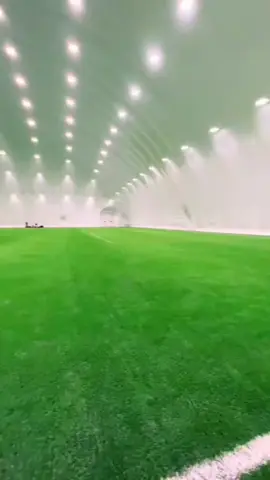 🏟️ ¿Te gustaría jugar aquí? IG🎥/b7_a1 #deportesentiktok #viral #fyp #campo #gusto #cesped #indoor #morethanfootball #parati 