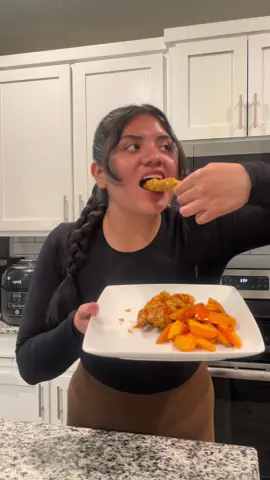 Lunch Time 👩‍🍳  Today I made healthy chicken tenders with a side of sweet potato in total it’s 32g of protein.  Ingredients  - Chicken tenders  - egg whites  - salt  - black pepper  - paprika  - buffalo sauce  - corn flakes original pack  - sweet potato  ( air fry at 380 about 10minutes ) make sure you flip them for both sides can be crispy  #healthylifestyle #healthyfood #lunchtime #whatiatetoday #cocinar #comidasaudavel #proteinmeal 