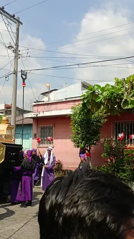 Hermandad del Calvario en el Centenario de la Hermandad de Jesús Nazareno de las Misericordias y Señor Sepultado de la Paz #elcalvario #guatemala 