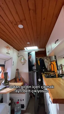 Yaklaşık 1 aydır bende kendisi. Köşe kapmaca oynuyoruz içerde. Seviyorum da namussuzu. Ama bi alan ver artık yetti gari😁 #karavan #karavanhayatı #bisiklet #bycicle #minimalyaşam #küçükalanlar #daralandakısapaslaşmalar #comics #komik #komikpaylasimlar 