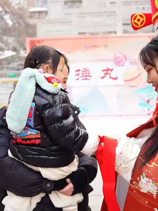 Embrace the New Year gifts! From February 10-17, the Spring Festival-themed activities are making a grand return at Huashan West Peak Cableway! Many exciting folk activities await, with surprises waiting for you to unveil! Happy #YearOfTheDragon!