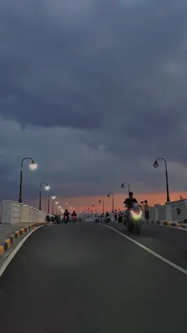 #karawang #karawangpride #karawanghits #walahar #jembatanbaruwalahar #sky #senja #sunset 