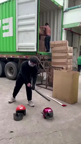Not all helmets are supposed to break! Motorcycle and safety helmets have different usage scenarios.