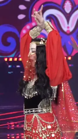 Dilraba dan tariannya 💅🏻🔥 #chamakchalo #dilrabadilmurat #dilraba #dilireba #ตี๋ลี่เร่อปา #dichlenhietba #ตี๋ลี่เร่อปาdilirebe迪丽热巴 #迪丽热巴 #youaremyglory #thelegendofanle #chineseactress #doyin #chinesedrama #drachin #dramachina #cdramalovers #cdrama #fypシ #fypage #fypシ゚viral #fyp #chinesenewyear 