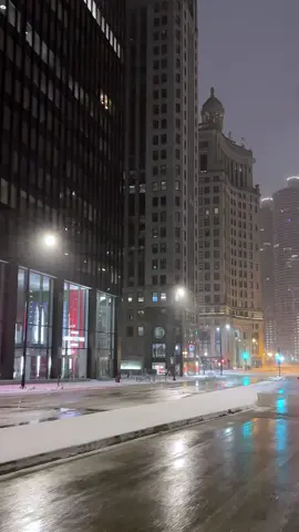 Chicago ❄️♥️🇺🇸 night drive in winter wonderland ❄️🌨️ 📍Wacker Dr Chicago IL 🇺🇸 #chicago #downtown #chicagodowntown #chicagoarchitecture#foryou #foryoupage #foryourpage  Chicago, travel Chicago, night drive, winter road trip in Chicago, scenic city winter drive, snow drive, snowfall, London House Chicago