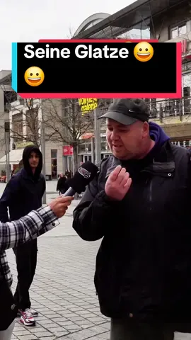 Seine Glatze 😀😀  #fy #foryou #foryoupage #fyp #fypシ #fypシ゚viral #fypage  #strassenumfrage #lustig #video #videoviral #viral #StreetTalkTV #herrjobcenter 
