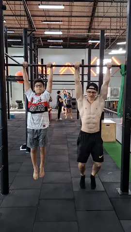 Um Muscleup Strict Slow com meu mestre @christian_sw21 , no final não valeu, ele não combinou de ficarmos em frontlever 😜! Aluno e Mestre! #muscleup #streetworkout #workout #workoutmotivation #strong #mestre #front #frontlever #treino #training #calistenia #calisthenics #kids #kid #reels #viral #slowmotion #slow #alunos #professor #teacher 