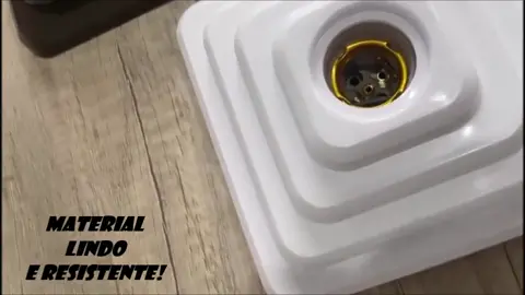 Modelo Plafonier Quadrado com Bocal de Porcelana; R$ 10,97 - unidade ➡️ Qtde Lampadas - 1 lâmpada; ➡️ Marca SykaLight; ➡️ Cor Branca/Preta/Marrom; ➡️ Instalação Sobrepor; ➡️ Base E27; ➡️ Tensão até 250 volts; ➡️ Potência até 100W; ➡️ Material: Plástico (base) e porcelana (soquete); ➡️ Dimensões 17cm de diâmetro x 6cm de profundidade