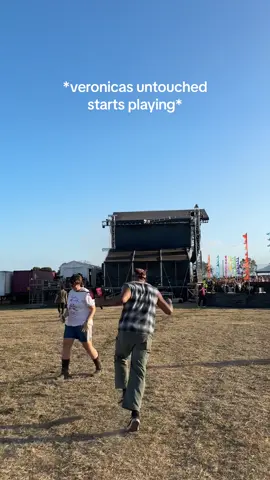 KNEES TO CHEST PEOPLE!!!#partyinthepaddock #veronicas #tasmania 