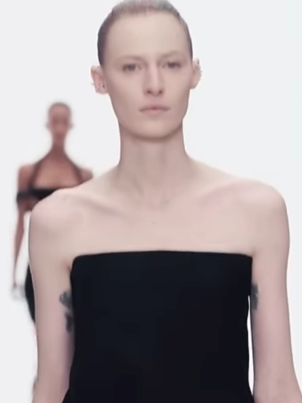 Julia Nobis opening Fendi couture SS24  #fashionshow #julianobis #fendi #modelsrunway #pfw #couture #viralvideo #viral #foryou #fy