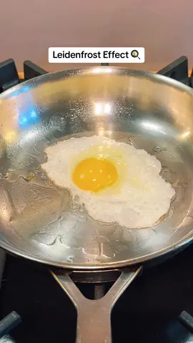 How to stop food from sticking to a #stainlesssteel pan 🍳 #CookingHacks #howto #leidenfrosteffect #satisfying 
