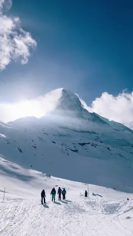 Fresh snow this morning and blue skies this afternoon, Zermatt is really the gift that keeps on giving! #zermatt #switzerland #ski #snowboard #foryoupage #swissbeautiful #swissalps #fyp #matterhorn #obsessed 