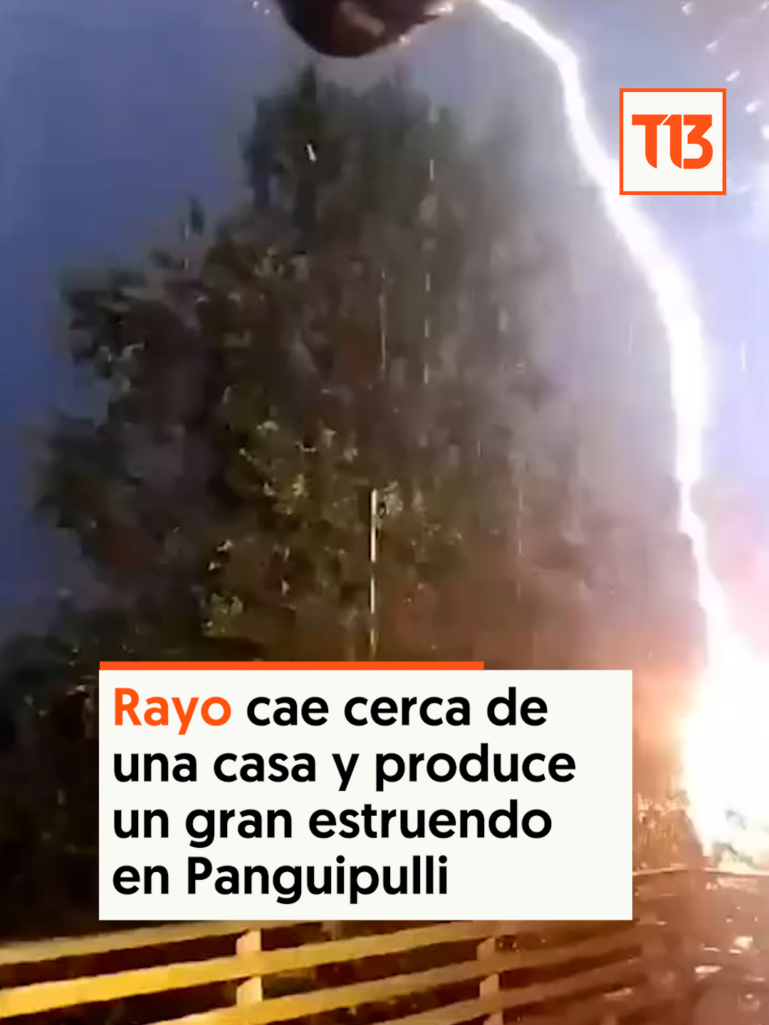 ⚡ Durante la madrugada de este sábado se viralizó un video en el que se puede ver cómo un rayo impacta muy cerca a una casa en #Panguipulli. El momento fue capturado por una mujer que comienza a grabar el exterior cuando de repente un #rayo impacta a metros de ella.  Cabe señalar que este fin de semana varias regiones del país se encuentran con un aviso meteorológico por probables #tormentas eléctricas.