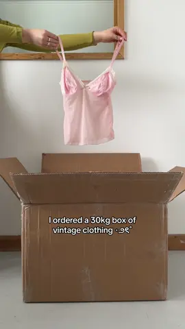 Unbox my vintage delivery with me 🍧 #thrifthaul #2000s #unboxing #vintageshop 