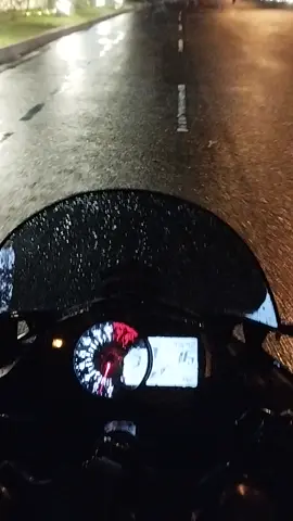 Udah pake stiker takut becek, eh malah ujan  #zx25r 
