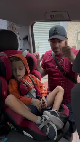 😎 NO HAY NADA MAS DIVERTIDO Q LA INOCENCIA DE UN NIÑO… El Tipo se hace el dormido para q lo baje a upa y lo lleve a casa… #niños #inocencia #niñosfelices #felicidad #felicidadpura #humor #momentos #momentosdivertidos #nene #hijos #pequeño 