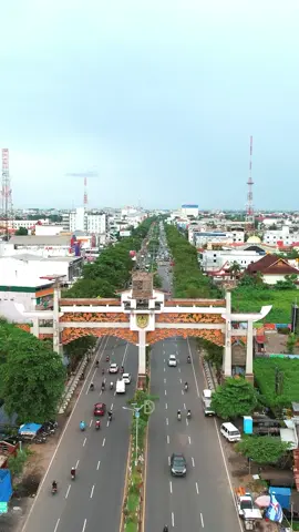 Perbatasan Kota Banjarmasin dengan Kabupaten Banjar. Lokasi📍Jl. A. Yani Km 6, Gerbang Batas Kota Banjarmasin dan Kabupaten Banjar 🎥Dji Air 2S Reposted from @droneaji #instakalsel 