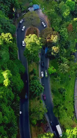 Seperti inilah situasi jalan lintas Medan menuju Berastagi di Sibolangit Deliserdang, bertepatan hari libur nasional. #sibolangit #videodrone #dronevideo #videocinematic #cinematicvideo #streetview 