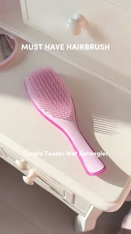 With two tier teeth, untangling knotty hair effortlessly without the drama of pulling or snagging, completely pain-free 🥰 #tangleteezer #tangleteezerindo #ultimatedetangler #hairtok #haircareroutine #sisirantikusut