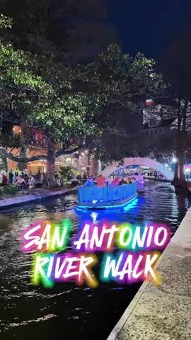 Bienvenido al legendario San Antonio River Walk, también conocido como el Paseo del Río, un oasis de 24 kilómetros en el corazón de San Antonio, Texas. Este paseo fluvial ha sido bautizado por algunos como la Venecia americana. Pero en lugar del encanto europeo del viejo mundo, tiene las vistas, la arquitectura, los sonidos y los sabores e influencia mexicanas y el Salvaje Oeste. El San Antonio River Walk cuenta con una variedad de restaurantes que ofrecen una amplia gama de opciones culinarias, desde cocina tex-mex auténtica hasta cocina internacional, bistros elegantes, cafeterías acogedoras y bares con terrazas con vistas al río. Los visitantes pueden disfrutar de una deliciosa comida mientras exploran el encanto único del paseo junto al río.  📍 849 E Commerce St Unit 425 San Antonio, TX 78205 United States 🌐 thesanantonioriverwalk.com . . . . #DallasTX  #DallasTexas  #dallasblogget #dallasbloggers  #Travelblogger #dwblogger #SanAntonio#LatinoBlogger  #VisitSanAntonio #AlamoCity #ExploreSanAntonio #SATX#SanAntonioRiverWalk #TexasTravel #RiverWalkSanAntonio #HistoricSanAntonio #TexasTourism #RiverCity 