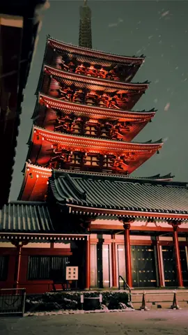 Asakusa(Tokyo) / 浅草 The snowy Asakusa night was the best🥰🌃❄️ Please Share🥰😊🙏 Please follow 👉@japan_walker_  #japan #japantravel   #japantrip #anime #animejapan #japananime #japan🇯🇵 #traveljapan   #tripjapan  #asakusa #asakusatokyo #sensojitemple #sensoji #浅草 #浅草寺 #tokyo #tokyo🗼 #tokyotokyo #tokyojapan #tokyotrip #tokyotravel #japanwinter #japansnow #snow #temple #japantemple #東京 #japon #japones 