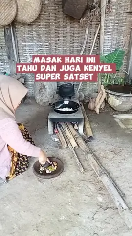 kalau kata orang tua dulu kena sawan mayit ,emang iya ? semoga cuma kecepekan aja do'akan cepet membaik guys supaya lebih semangat ngonten nya , terimakasih buat kalian yg udah setia nungguin vt aku🤗#masakanrumahan #dailyminivlog #masakansimple #suasanapedesaan🌾🌿🌴🌲💞📷 #tumiskikil 