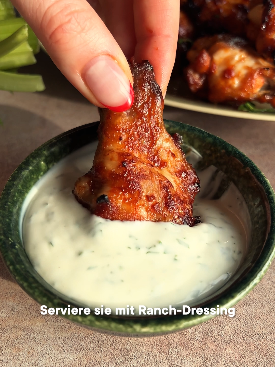 Hier haben wir etwas für alle Fleischliebhaber:innen unter uns: Würzig marinierte Chicken Wings direkt aus dem Backofen🍗😋  Worauf wartet ihr noch: Schnappt euch eure Lieblingsauce und dippt euch glücklich! 😊 Den Link zum Rezept findest du direkt in unserer Bio, auf unserer Website oder in unserer kostenlosen Kitchen Stories App! 🔗💫  Verlinke die Person, mit der du dieses Rezept unbedingt nachkochen musst! 🤝🏼 #chickenwings #partysnacks #chicken #kidsmeal #snackideas #ovenbakedchicken
