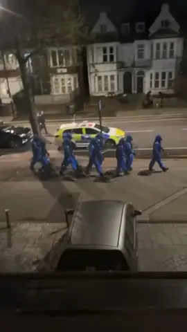Police swoop in on a man claiming to have acid on him on a South London bus in a three hour stand-off (via: yah051077) #UB1UB2 #London #ThorntonHeath 