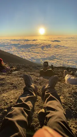 Hermosa creacion divina  Mar de nubes visto desde el Volcan de Fuego, Acatenango Guatemala #volcanacatenango #acatenangovolcano #Hiking #atardecer #mardenubes #nubes #parari