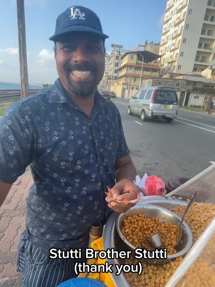 $0.65 street food snack in Sri Lanka 🇱🇰 #streetfood #srilanka #colombo #foodreview #ceylon